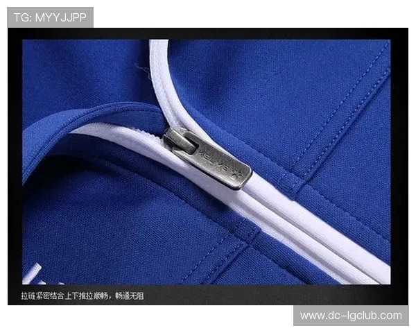 卡尔美足球保暖上衣让你在寒冷天气中保持温暖与舒适，助力运动表现提升